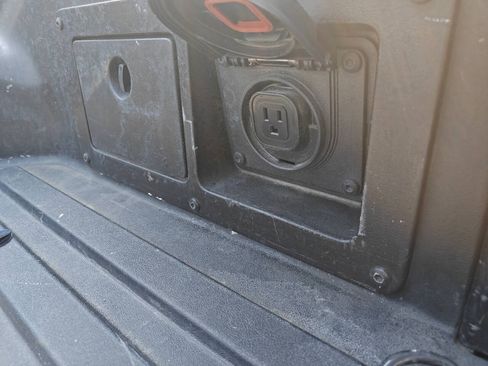 Used 2016 Toyota Tacoma Limited w/ Exterior Package AWD/4WD image 19