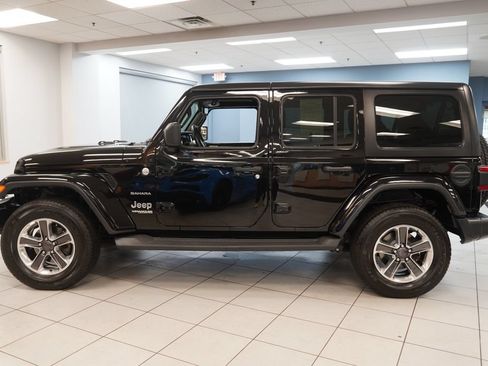 Used 2018 Jeep Wrangler Unlimited Sahara AWD/4WD image 2