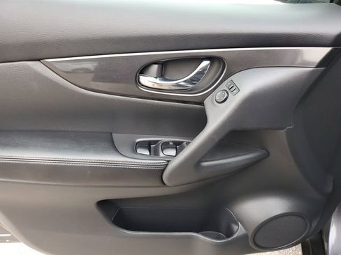 Used 2017 Nissan Rogue SV image 16