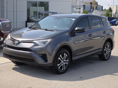 Used 2018 Toyota RAV4 LE FWD image 3