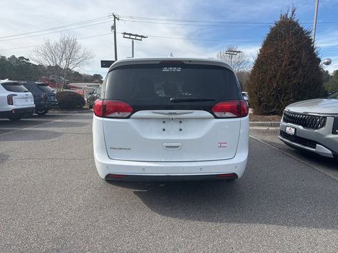 Used 2017 Chrysler Pacifica Touring-L w/ Tire & Wheel Group image 4