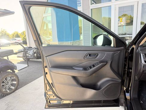 Used 2025 Nissan Rogue S FWD image 15