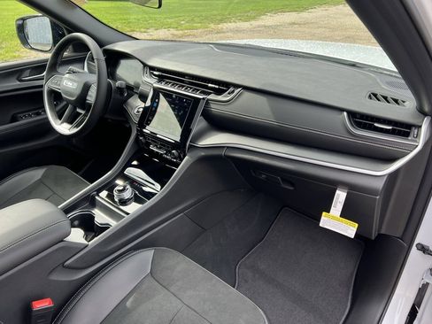 New 2025 Jeep Grand Cherokee L Altitude image 9