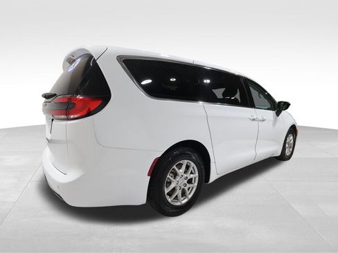 Used 2024 Chrysler Pacifica Touring-L image 4