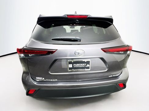 Used 2024 Toyota Highlander LE AWD/4WD image 6