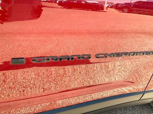 Used 2023 Jeep Grand Cherokee Altitude AWD/4WD image 9