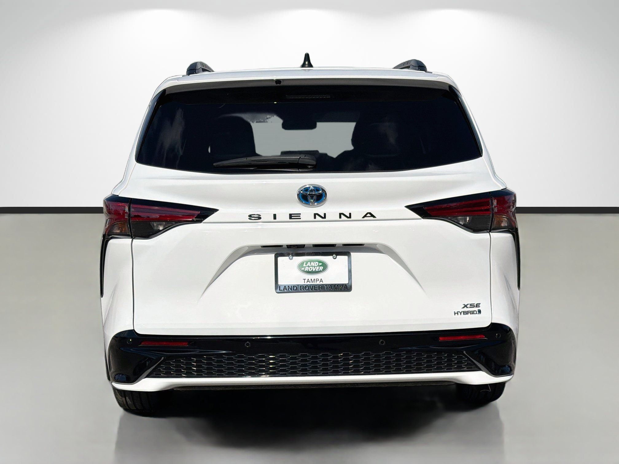 Used 2024 Toyota Sienna XSE w/ XSE Plus Package FWD image 4