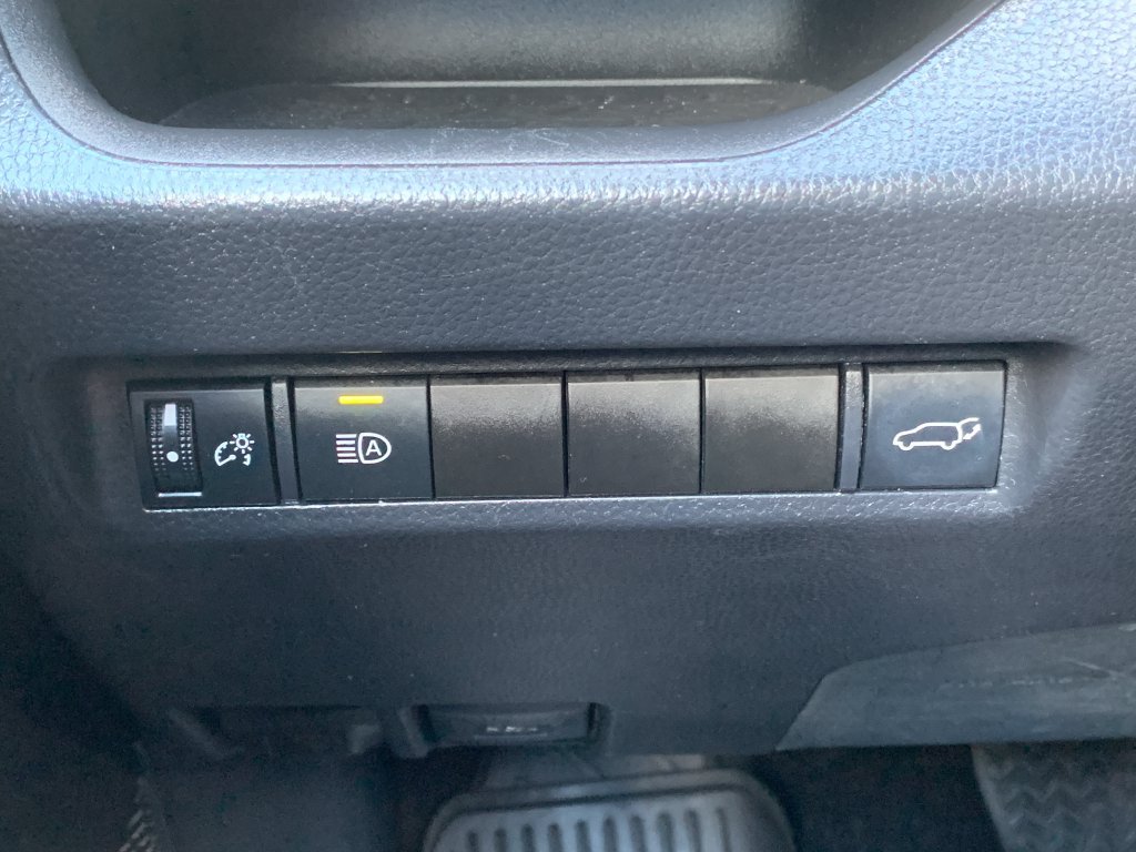 Used 2022 Toyota RAV4 XLE Premium FWD image 21