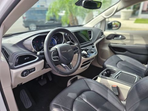 Used 2024 Chrysler Pacifica Limited FWD image 24