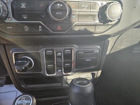 Used 2022 Jeep Wrangler Unlimited Sahara image 14