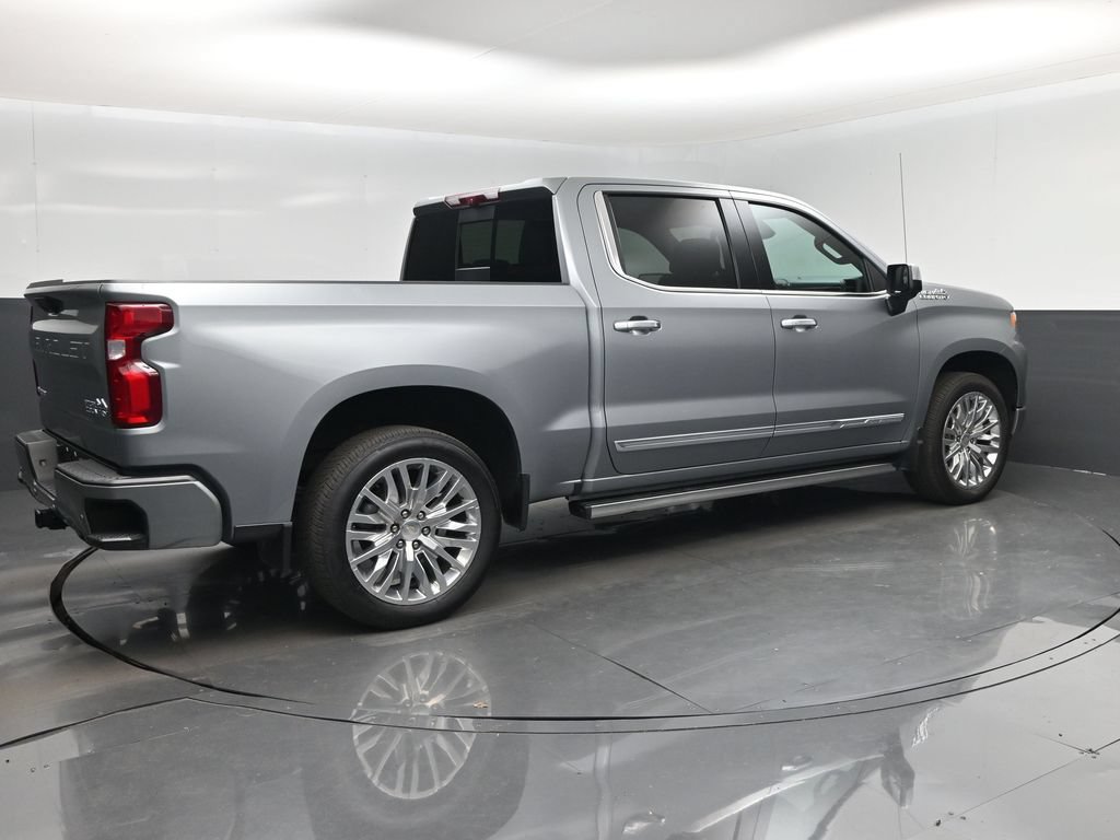 Used 2025 Chevrolet Silverado 1500 High Country w/ Technology Package AWD/4WD image 3
