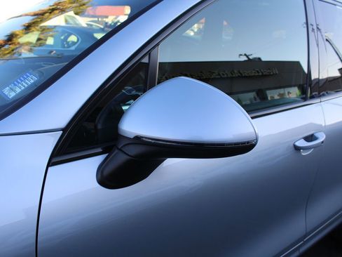 Used 2018 Porsche Cayenne Platinum Edition image 12