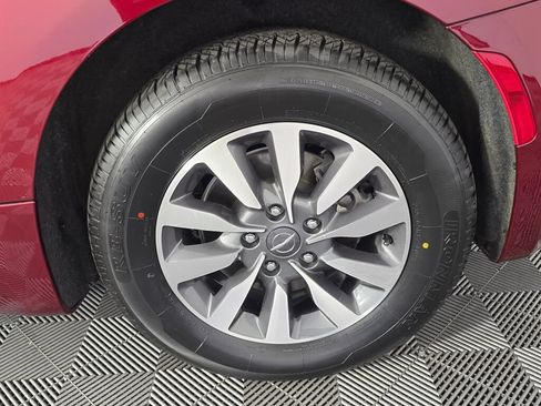 Used 2022 Chrysler Pacifica Limited w/ Uconnect Theater Family Group FWD image 10