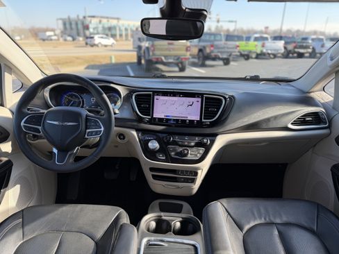 Used 2022 Chrysler Pacifica Touring-L image 12
