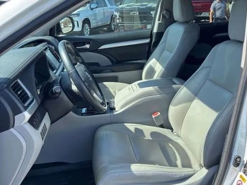 Used 2018 Toyota Highlander XLE w/ Carpet Mat Package (TMS) image 10