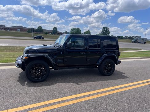 Certified 2025 Jeep Wrangler Unlimited Sahara w/ Safety Group AWD/4WD image 7
