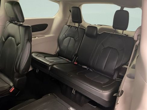 Used 2023 Chrysler Pacifica Touring-L FWD image 22