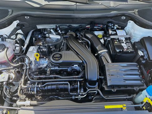 Used 2025 Volkswagen Taos SE image 37