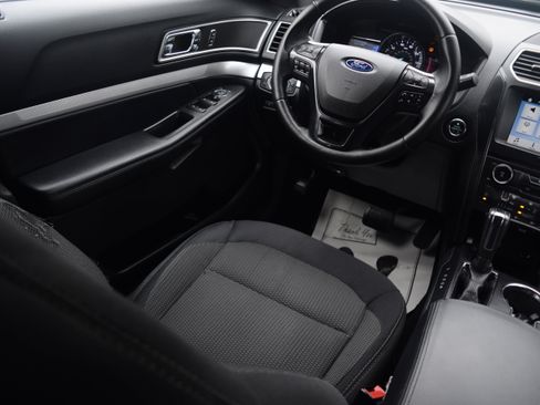 Used 2017 Ford Explorer XLT w/ Equipment Group 201A image 2