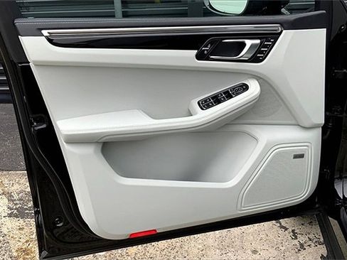 New 2025 Porsche Macan image 27