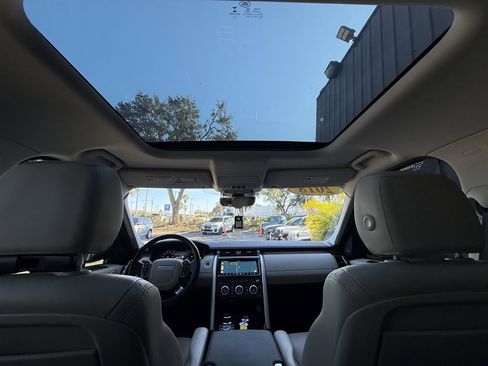 Used 2018 Land Rover Discovery HSE image 23