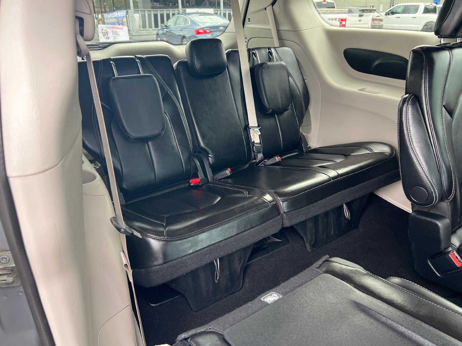 Used 2024 Chrysler Pacifica Touring-L FWD image 11