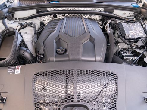 Certified 2025 Porsche Macan AWD/4WD image 25