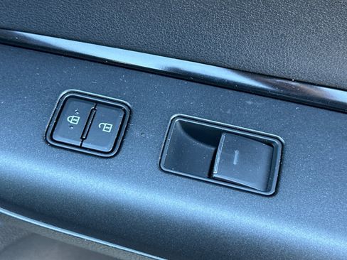 Used 2022 Toyota Venza LE image 22