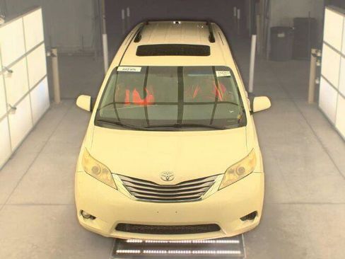 Used 2017 Toyota Sienna XLE w/ XLE Navigation Package FWD image 20