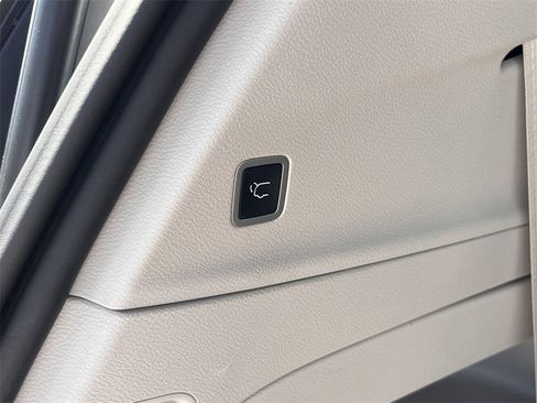 Used 2024 Chrysler Pacifica Touring-L image 10