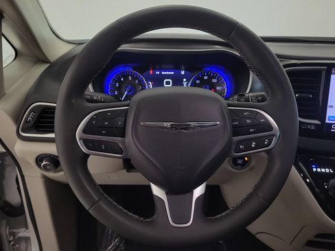 Used 2023 Chrysler Pacifica Touring-L FWD image 14