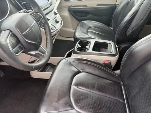 Used 2023 Chrysler Pacifica Touring-L FWD image 9