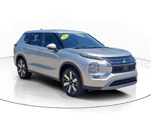 Used 2025 Mitsubishi Outlander SE FWD image 3