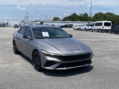 Used 2026 Hyundai Elantra SEL FWD image 2