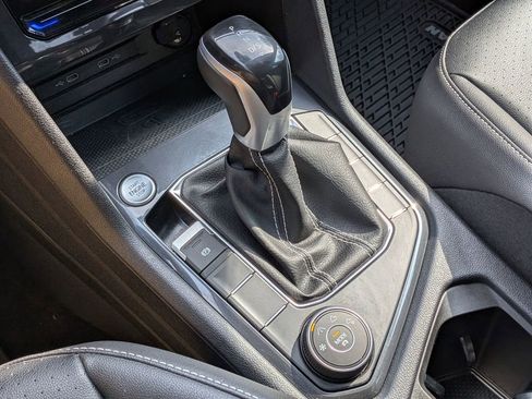 Used 2022 Volkswagen Tiguan SE image 16