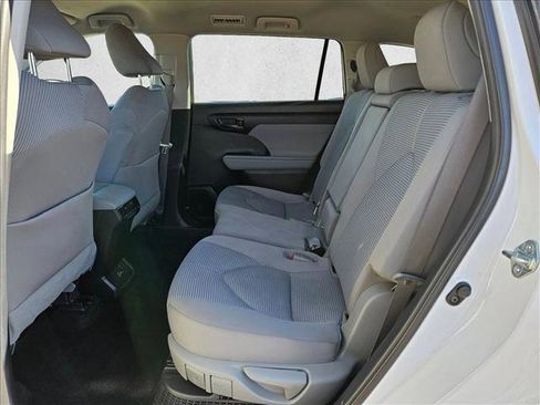 Used 2022 Toyota Highlander LE AWD/4WD image 23