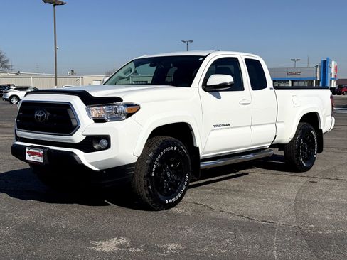 Used 2022 Toyota Tacoma SR5 w/ Technology Package image 8