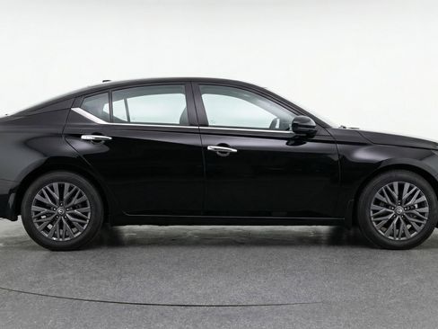 Used 2025 Nissan Altima 2.5 SV image 11