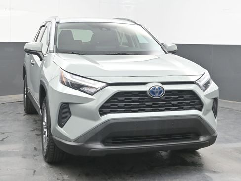 Used 2022 Toyota RAV4 XLE AWD/4WD image 2