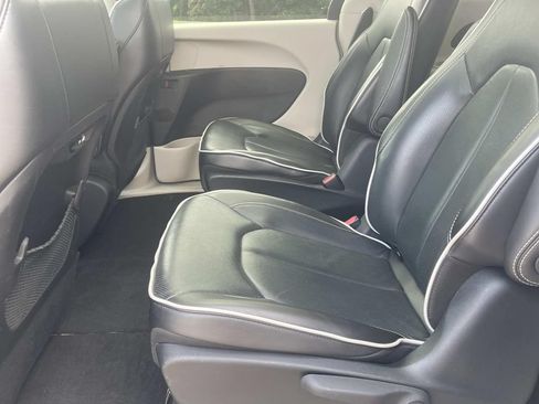 Used 2023 Chrysler Pacifica Limited FWD image 11