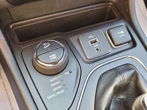 Used 2019 Jeep Cherokee Latitude Plus image 25