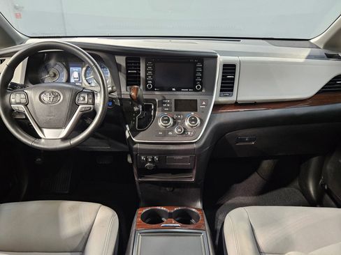 Used 2018 Toyota Sienna Limited image 10