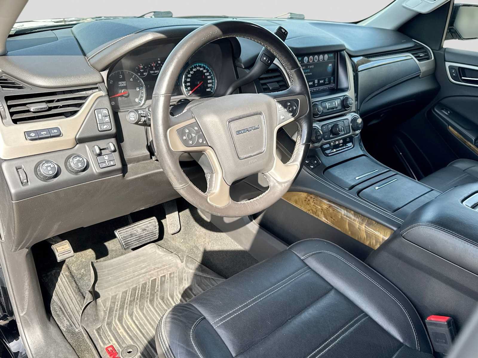 Used 2017 GMC Yukon Denali AWD/4WD image 2
