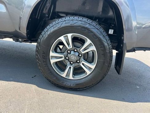 Used 2019 Toyota Tacoma TRD Sport AWD/4WD image 9
