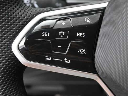 Used 2024 Volkswagen Tiguan SE R-Line w/ MDO Package, Two-Row AWD/4WD image 17