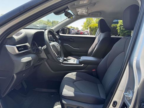 Used 2024 Toyota Highlander LE FWD image 17