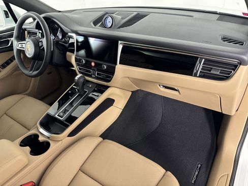 Certified 2025 Porsche Macan image 30