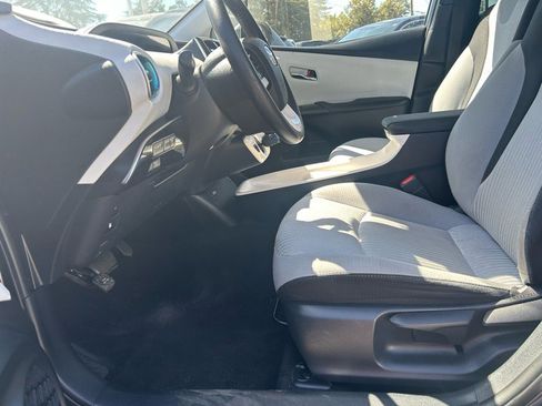 Used 2017 Toyota Prius Prime Premium image 6