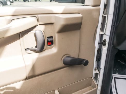 Used 2007 Chevrolet Express 2500 RWD image 16