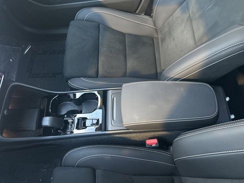 Certified 2025 Volvo XC40 B5 Plus image 27